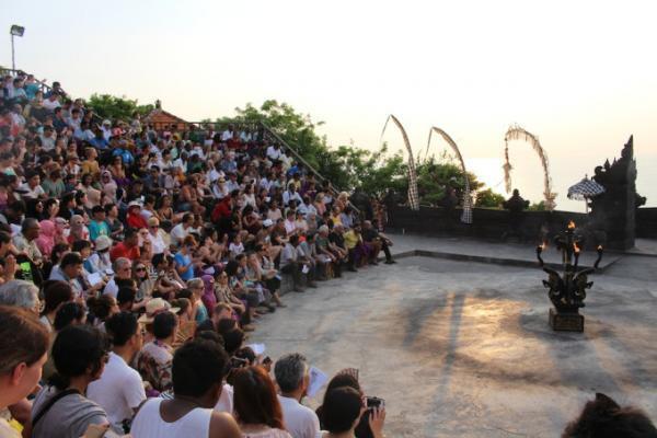 絶景夕日スポットで観るバリ伝統舞踊「ケチャッ」［動画あり］