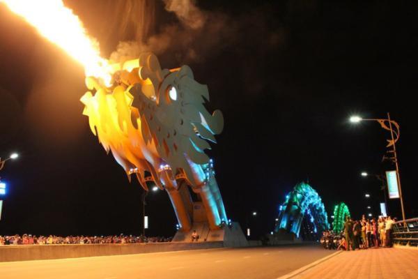 必見！ダナン「ドラゴンブリッジ」の炎のショー［動画］