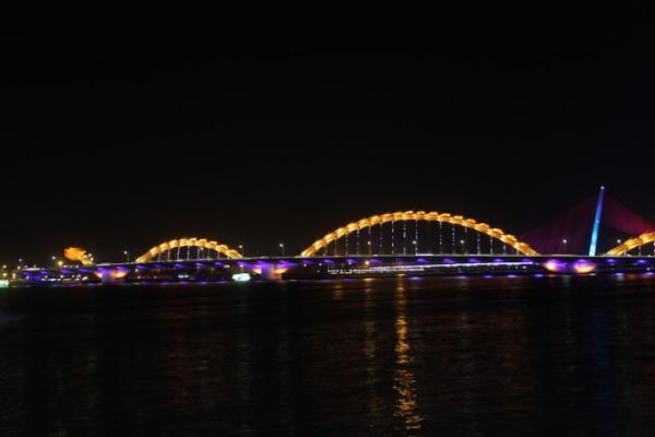 必見！ダナン「ドラゴンブリッジ」の炎のショー［動画］