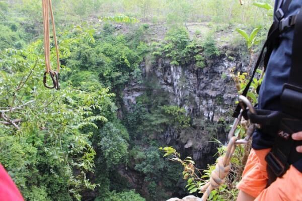 神秘的な光のシャワー！ジョグジャ郊外の絶景洞窟