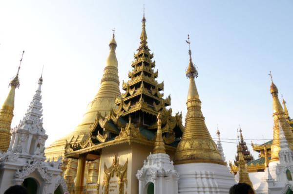 ミャンマー最大の聖地！ヤンゴンの黄金寺院「シュエダゴン・パゴダ」