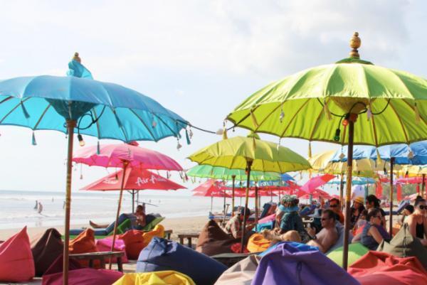 バリで人気のカラフルで陽気なビーチバー！「La Plancha Bali」