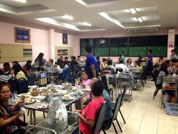 ローカル度満点なお店で楽しむ！バンコクで人気の「魚頭鍋」