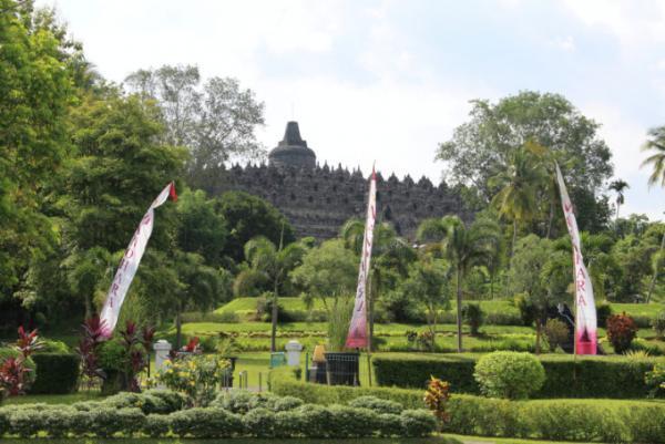 ボロブドゥール遺跡を望む特等席で、お得にホテルランチ