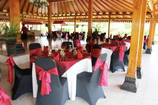 ボロブドゥール遺跡を望む特等席で、お得にホテルランチ