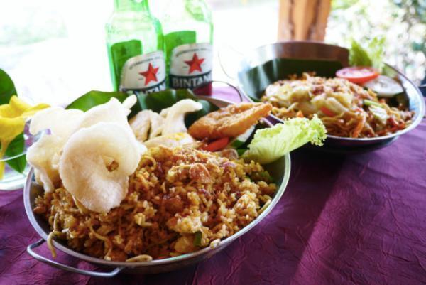 ボロブドゥール遺跡を望む特等席で、お得にホテルランチ