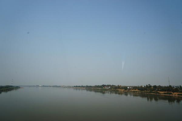 ウドンタニーから国境を越えてラオスの首都ビエンチャンへ