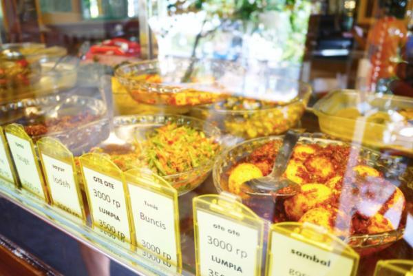 バリ島在住外国人に人気のナシチャンプル店「チャンプル・チャンプル」