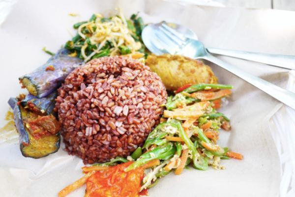 バリ島在住外国人に人気のナシチャンプル店「チャンプル・チャンプル」