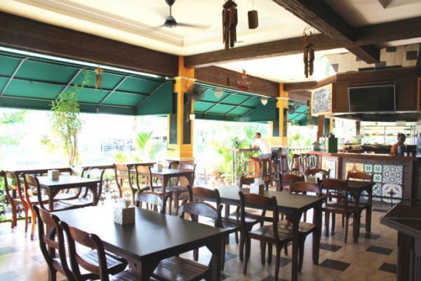 バリ島在住外国人に人気のナシチャンプル店「チャンプル・チャンプル」