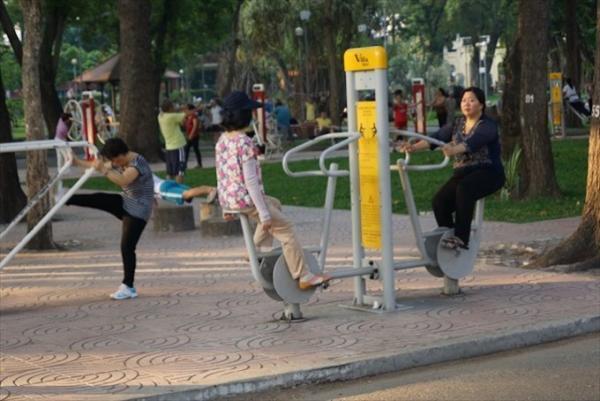 野外ジムでひと汗かいてフォー食べる！ベトナム式健康生活のススメ