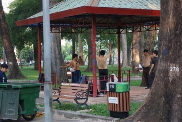 野外ジムでひと汗かいてフォー食べる！ベトナム式健康生活のススメ