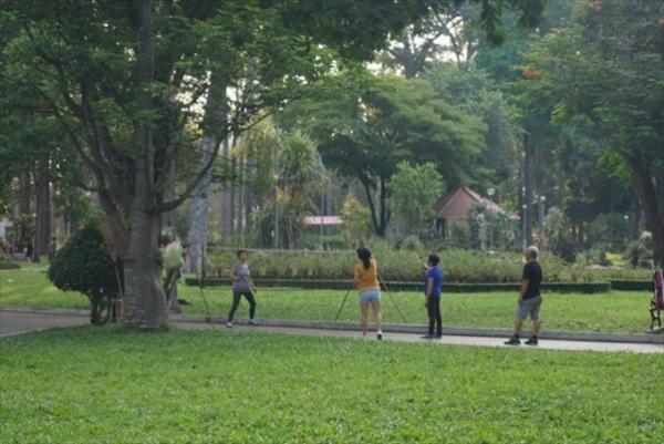 野外ジムでひと汗かいてフォー食べる！ベトナム式健康生活のススメ