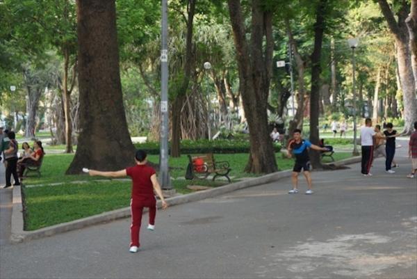 野外ジムでひと汗かいてフォー食べる！ベトナム式健康生活のススメ