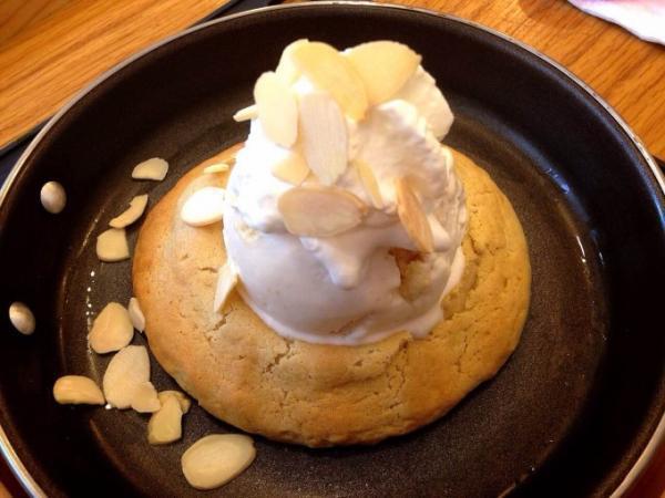 バンコクの学生街で人気！フライパンで食べるアイスクリーム