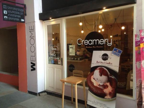 バンコクの学生街で人気！フライパンで食べるアイスクリーム