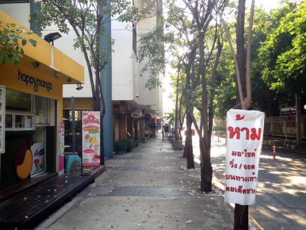 バンコクの学生街で人気！フライパンで食べるアイスクリーム