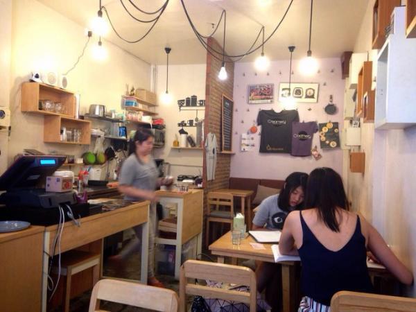 バンコクの学生街で人気！フライパンで食べるアイスクリーム