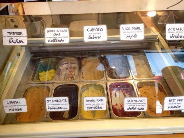 バンコクの学生街で人気！フライパンで食べるアイスクリーム