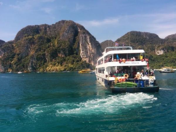 エメラルドグリーンの海を求めてタイ・ピピ島へ