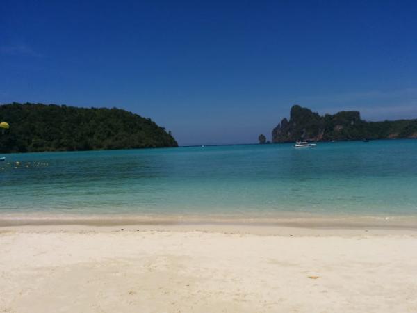 エメラルドグリーンの海を求めてタイ・ピピ島へ