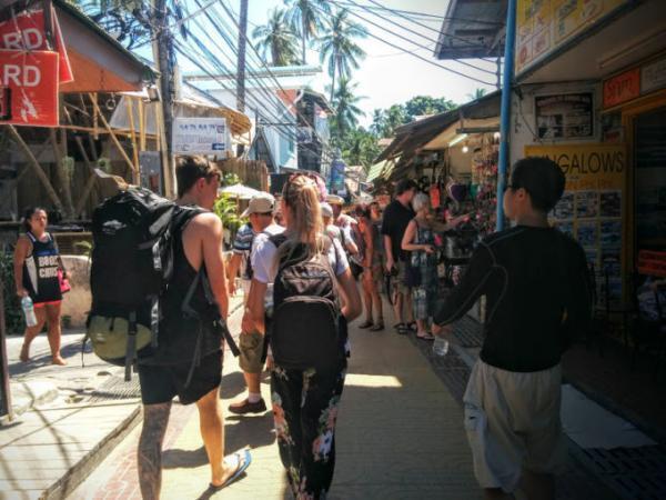 エメラルドグリーンの海を求めてタイ・ピピ島へ