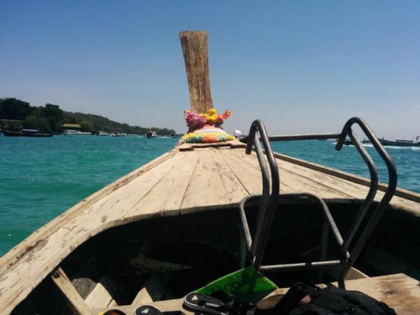 エメラルドグリーンの海を求めてタイ・ピピ島へ