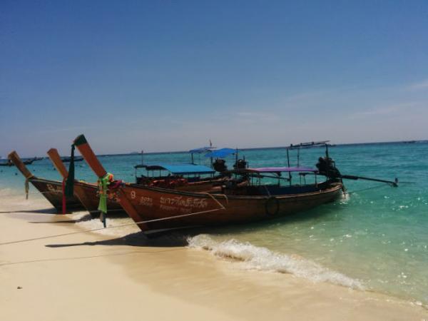 エメラルドグリーンの海を求めてタイ・ピピ島へ