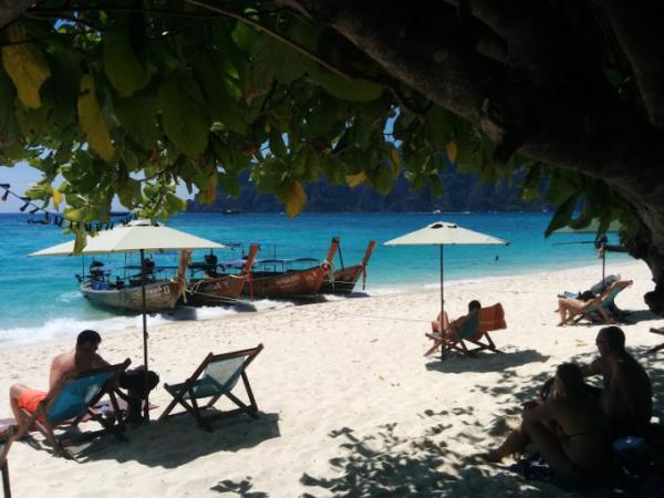 エメラルドグリーンの海を求めてタイ・ピピ島へ