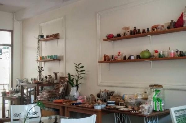 タイの旬が詰まったフルーツパフェをおしゃれカフェで堪能！