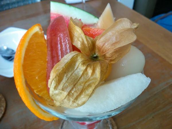 タイの旬が詰まったフルーツパフェをおしゃれカフェで堪能！
