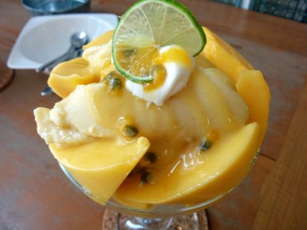 タイの旬が詰まったフルーツパフェをおしゃれカフェで堪能！