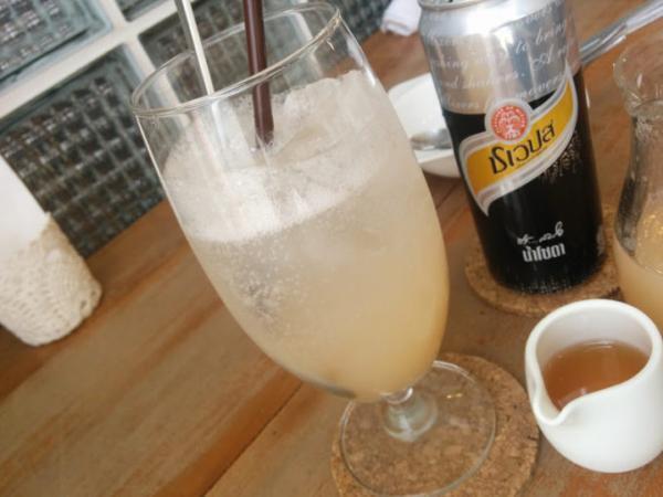 タイの旬が詰まったフルーツパフェをおしゃれカフェで堪能！