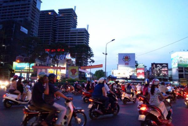 ホーチミンでを目撃せよ！イワシの渦のごときバイクの大群