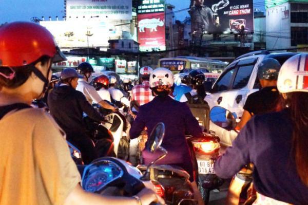 ホーチミンでを目撃せよ！イワシの渦のごときバイクの大群