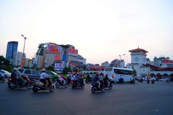 ホーチミンでを目撃せよ！イワシの渦のごときバイクの大群