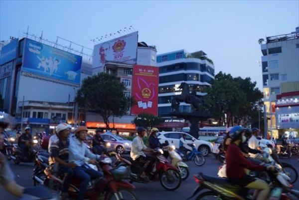 ホーチミンでを目撃せよ！イワシの渦のごときバイクの大群