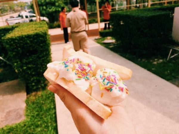 タイの屋台スイーツ、ココナッツアイスのサンドイッチ