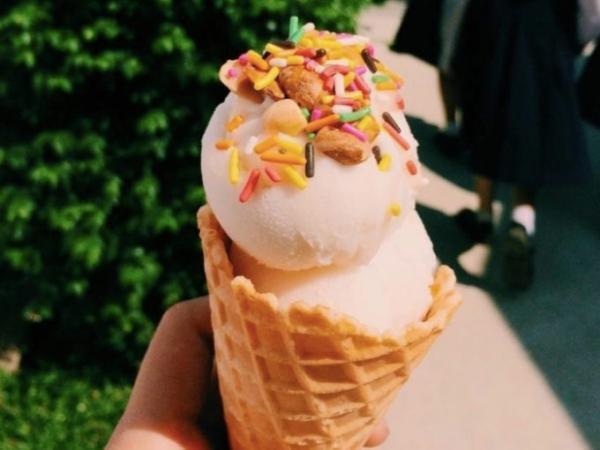 タイの屋台スイーツ、ココナッツアイスのサンドイッチ