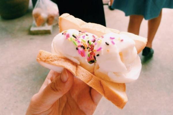 タイの屋台スイーツ、ココナッツアイスのサンドイッチ