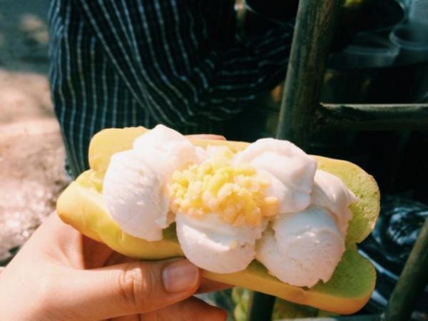 タイの屋台スイーツ、ココナッツアイスのサンドイッチ