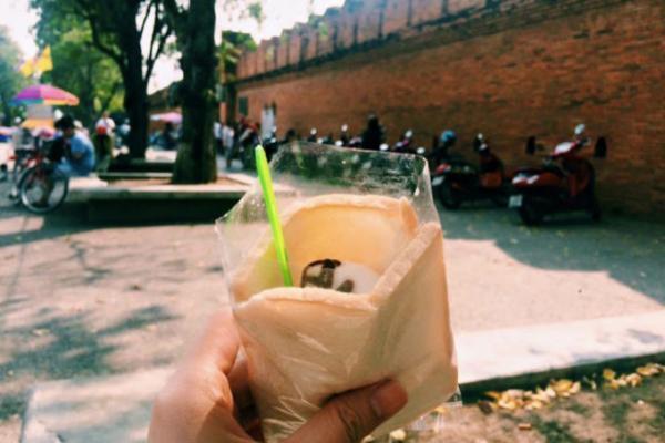 タイの屋台スイーツ、ココナッツアイスのサンドイッチ