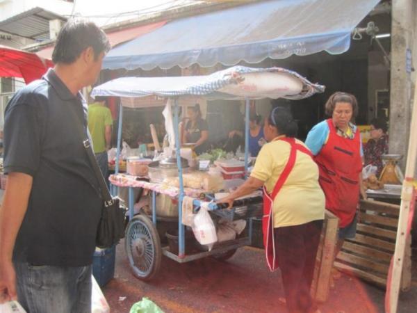 タイの屋台スイーツ、ココナッツアイスのサンドイッチ