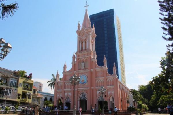 パステルピンクが印象的な「ダナン大聖堂」