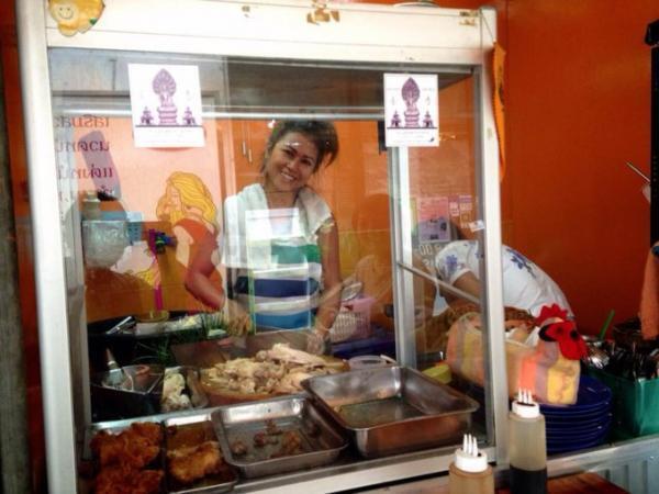 変わり種に注目！4種盛りが面白いバンコクのユニークなカオマンガイ屋！