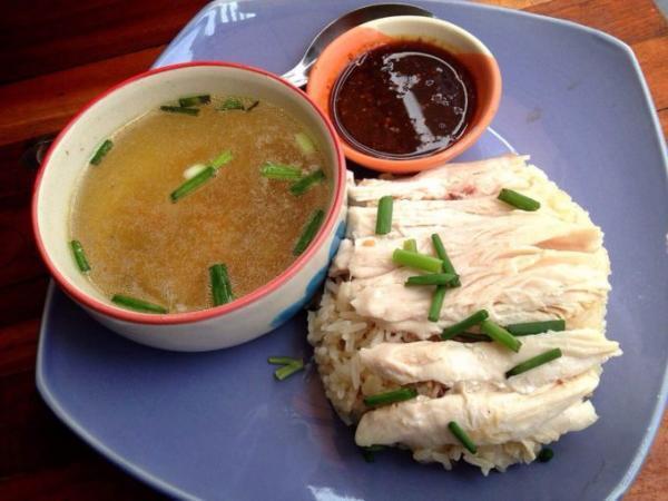 変わり種に注目！4種盛りが面白いバンコクのユニークなカオマンガイ屋！