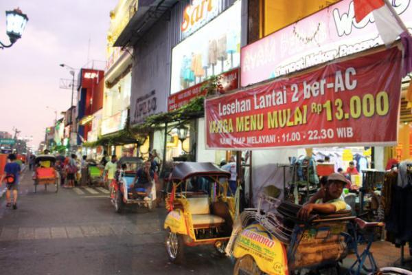 ジョグジャカルタの目抜き通り「マリオボロ通り」