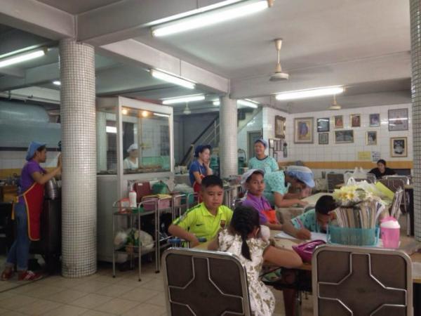 創業44年！バンコクでガイヤーンを食べるなら「ノムジット・ガイヤーン」