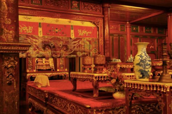 世界遺産フエで「建築上のポエム」と言われる王宮や帝陵を観光！