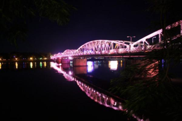 世界遺産フエで「建築上のポエム」と言われる王宮や帝陵を観光！